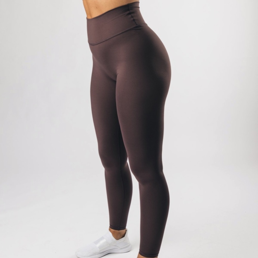 Alphalete Alphalux Essential Legging in Sparrow